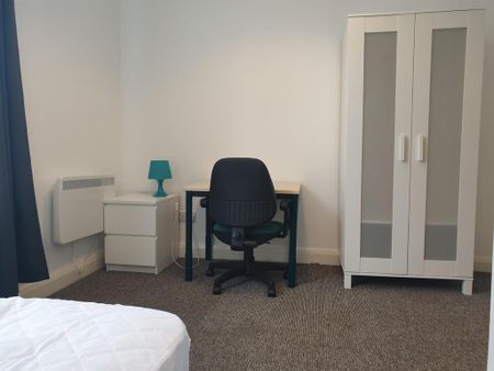 4 bedroom flat to rent - Photo 5