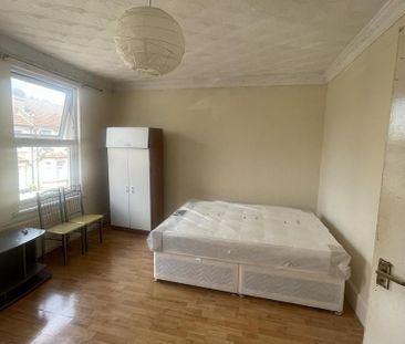 2 bedroom maisonette to rent - Photo 4