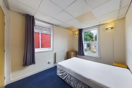 3 bedroom Flat To Let - Photo 2