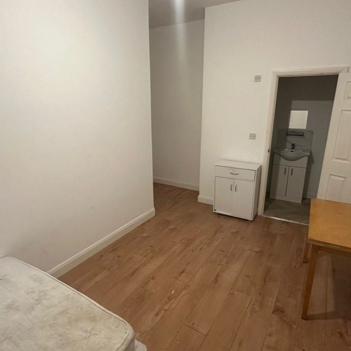 Studio Flat, Courthill Road, SE13 - Photo 1