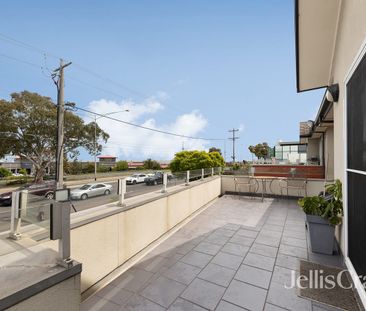 A Modern Top-Level Apartment with Stunning City Views - Photo 5