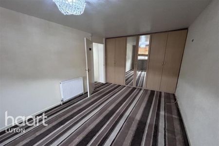 3 bedroom end of terrace house to rent - Photo 2