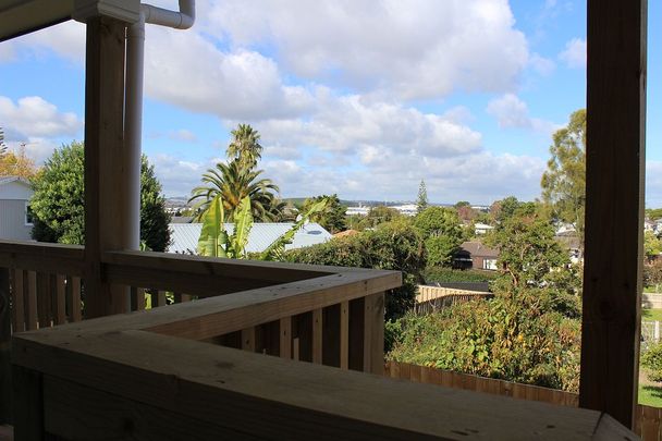 Spacious 3-Bedroom Home in Pakuranga Heights - Photo 1