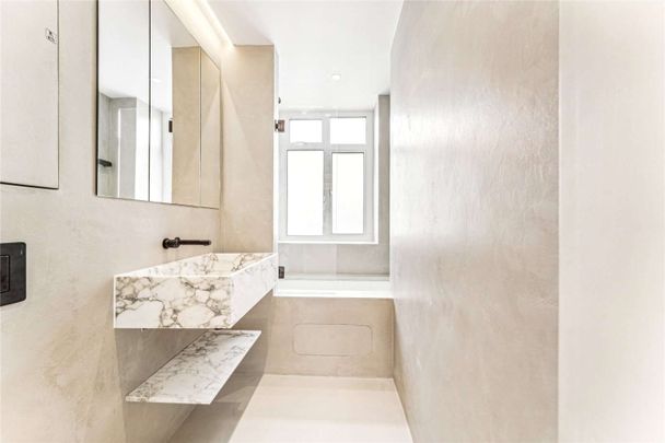 This is a beautifully refurbished 3 bedroom, 3 bathroom lateral flat in a popular mansion block in the heart of South Kensington. - Photo 1