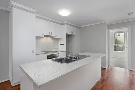 Light filled three bedroom apartment - Photo 3