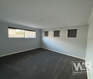 EASY LIVING IN QUITE LITTLE GROVE CUL-DE-SAC - Photo 3