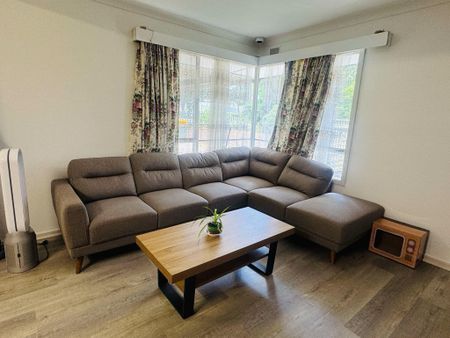 Surrey Downs - Photo 2