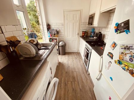 1 bedroom in a house share to rent - Photo 3