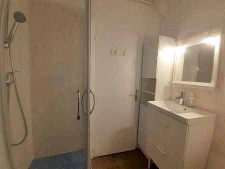 NIMES CENTRE - ARENES/MONTCALM - MEUBLÉ COQUET T2 DE 32.23M2 AVEC PARKING PRIVÉ ET CAVE - Photo 2