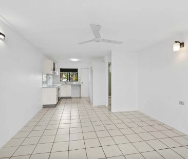 Top-floor 2 bedroom apartment close to the CBD - Photo 2