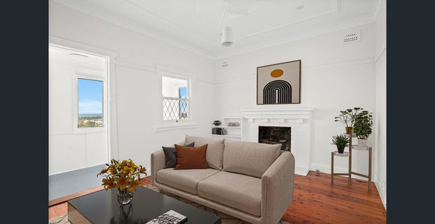 Charming home with ocean views - Photo 1