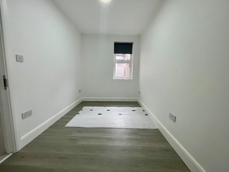 5 bed terraced house to rent in Meyrick Road, London, NW10 - Photo 3