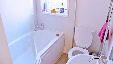 1 bedroom in a house share to rent - Photo 5