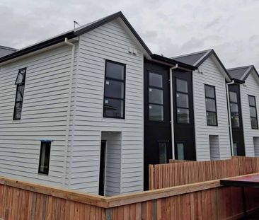 Modern 3BR Townhouse in Hamilton East! - Photo 2