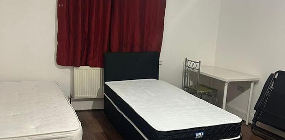 1 bedroom in a house share to rent - Photo 2