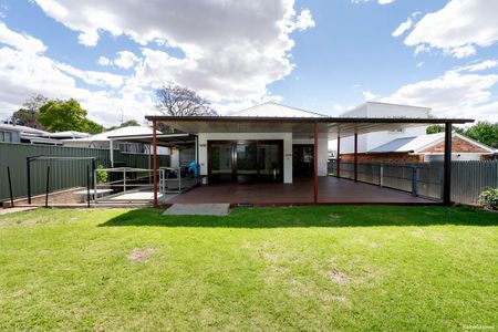 BEAUTIFUL FAMILY HOME WITH CHARM - Photo 3