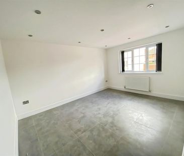 4 BED House To rent - Photo 3