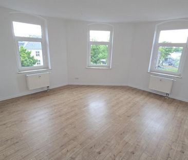 + + + Top sanierte 3-Zimmer Dachgeschosswohnung mit Einbauküche + + + - Photo 1