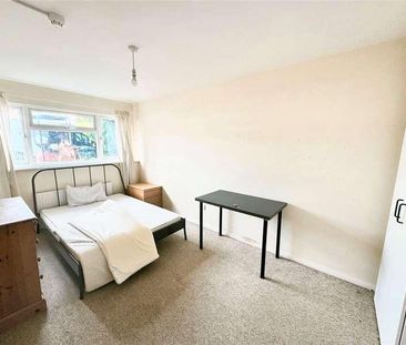 Kimbers Lane, Farnham, Surrey, GU9 - Photo 4