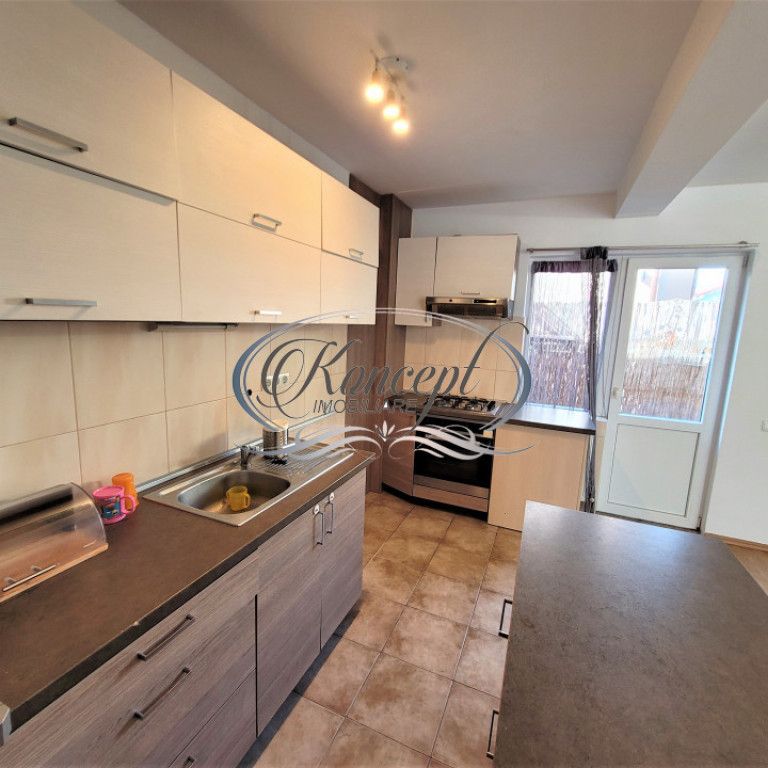 Inchiriere triplex retras de la strada cu curte si parcare i - Fotografie 1