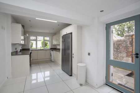 4 bedroom semi-detached house to rent - Photo 4