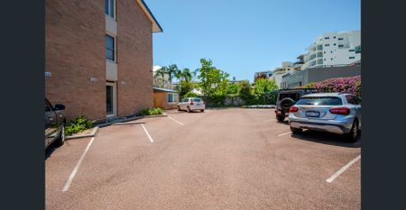 TOP FLOOR 2 X 1 UNIT IN EXCELLENT LOCATION! - Photo 2