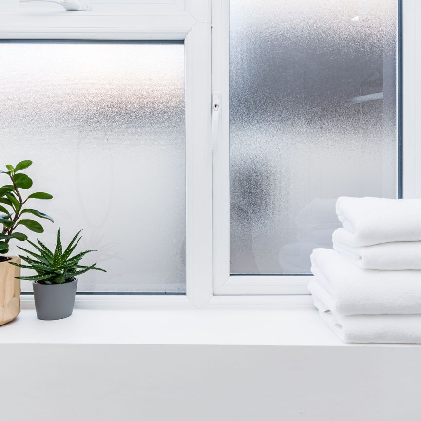 EN-SUITE ROOM TO LET IN QUIET PROFESSIONAL HOUSE ROOM 3 (Floor 1) - Photo 1