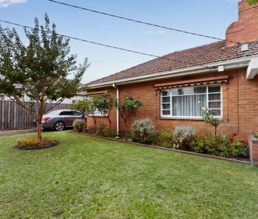 Charming Two-Bedroom Home in Prime Essendon Location - Photo 4