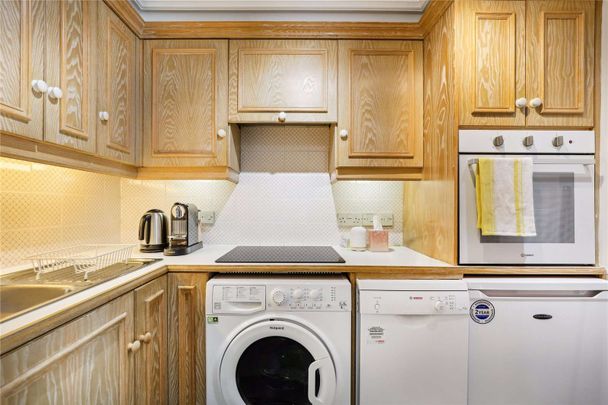 A spacious self-contained studio apartment in a convenient South Kensington location. - Photo 1