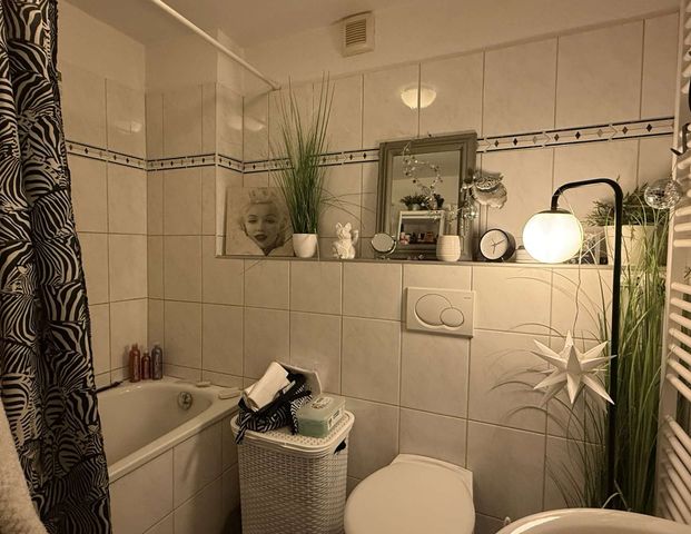 KREFELD - ZENTRAL GELEGEN - SCHÖNE ZWEI-ZIMMERWOHNUNG MIT EINBAUKÜCHE UND BALKON - Photo 1