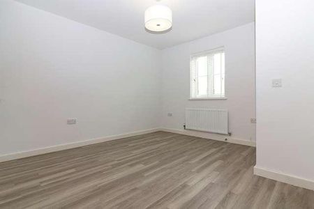Buckingham - A Fully Redecorated Bed House With New Flooring, Gas Heating And Carport Parking!, MK18 - Photo 2