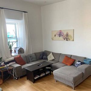 Bright and Spacious 4-bedroom Apartment in Le Sud-Ouest - Photo 2