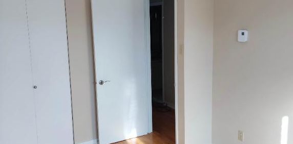 Condo spacieux 4 1/2 très lumineux situé en face de l’hôpital Cité de la Santé. Beaucoup d'espace de rangement 2 balcons (1 en avant et 1 en arrière) - Photo 2