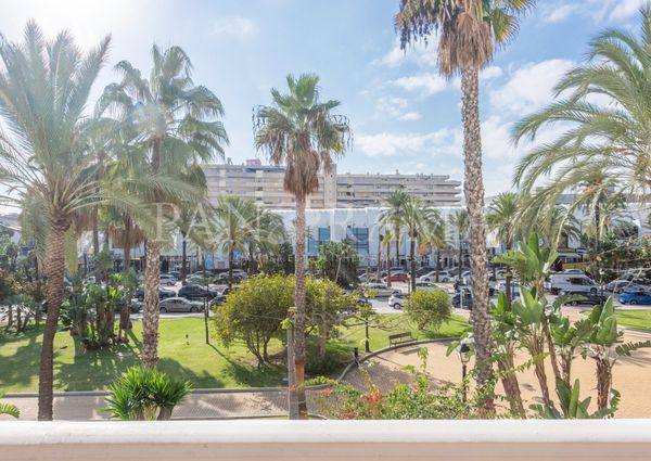 Apartment with sea views in a beachfront community Playa Rocio in Puerto Banús