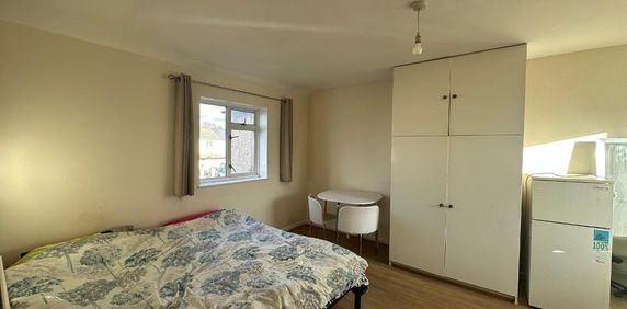 Brassie Avenue, London, W3 7DE - Photo 2