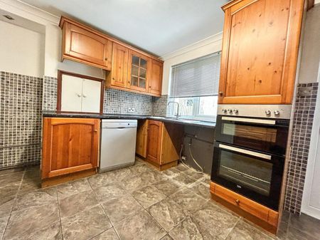 3 Bedroom House To Let - HP12 - Photo 5