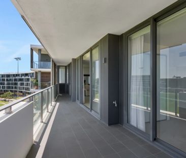 Apartment with Rare Claremont Oval Outlook - Photo 5