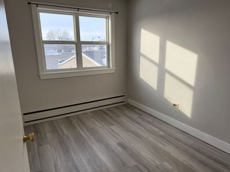 Cozy 1 Bedroom Apartment In The Heart Of Downtown Red Deer! - Photo 2