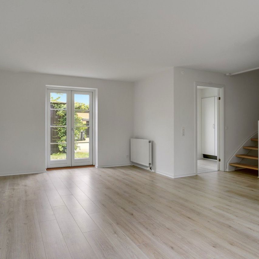 Rækkeshus med skøn gårdhave et stenkast fra vandet - Foto 1