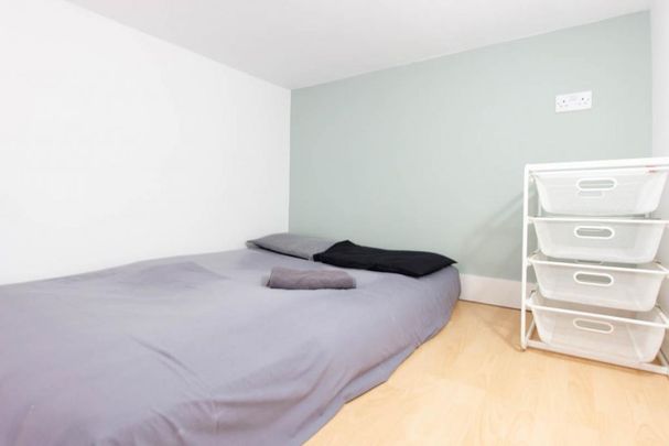 Flat 02 Penywern Road, Earls Court SW5 9SX - Photo 1