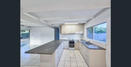 Refurbished secure property close to the beach – Yorkeys Knob - Photo 2