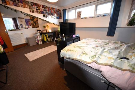 6 bedroom House in Manor Drive, Leeds - Photo 4