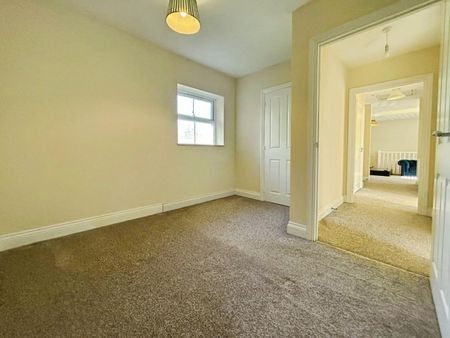 3 bedroom Flat To Let - Photo 4