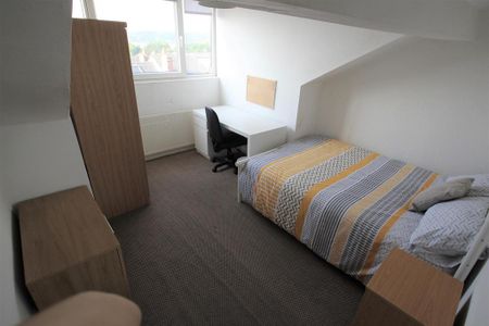 1 bedroom in a house share to rent - Photo 2