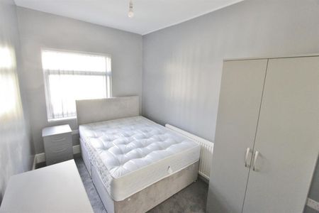 6 bedroom House To Let - Photo 5