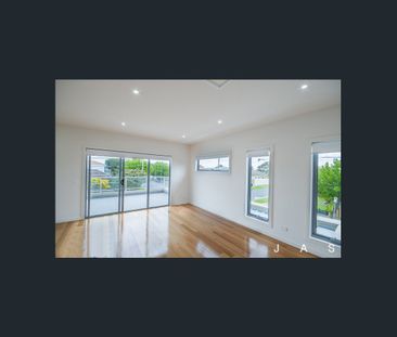 Instantly Appealing In Superb Lifestyle Location - Photo 3