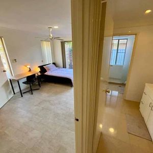 Room 5 - Photo 2