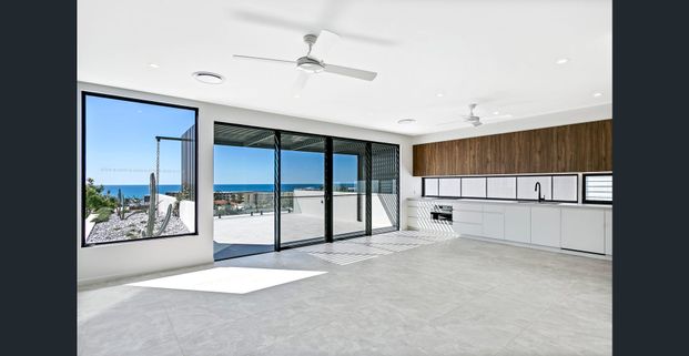 Luxurious Top Floor Unit with Terrace, Ocean Views. Water and Electricity Included! - Photo 1