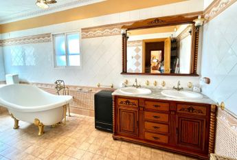 LONG TERM RENTAL. Spacious villa with 6 bedrooms for rent.