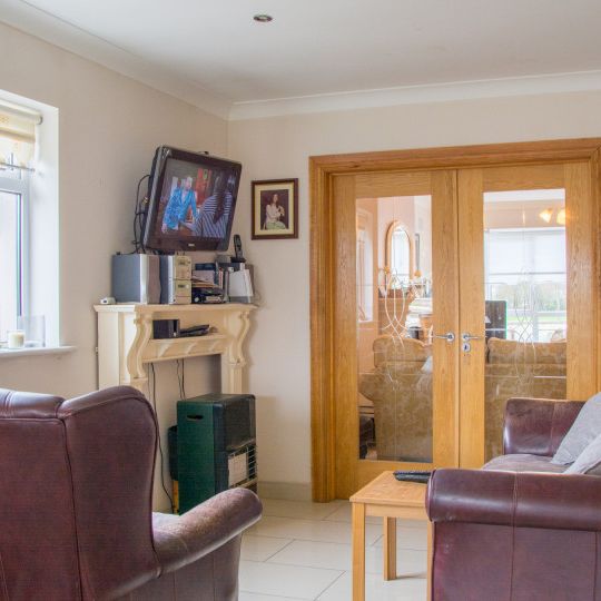 Spacious room in 5-bedroom apartment in Donabate, Dublin - Photo 1